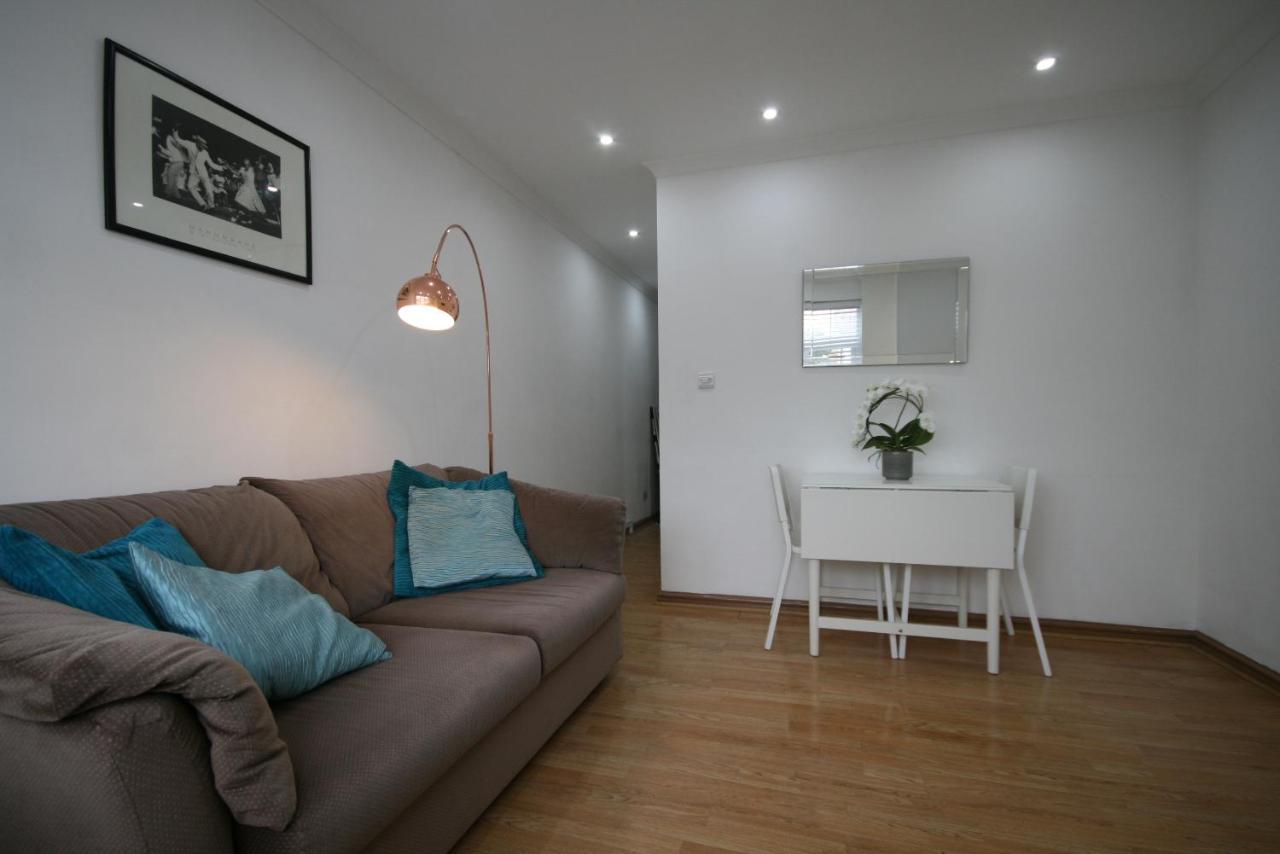 Molesey Near Hampton Court, Viking Short Stays West Molesey Exterior photo